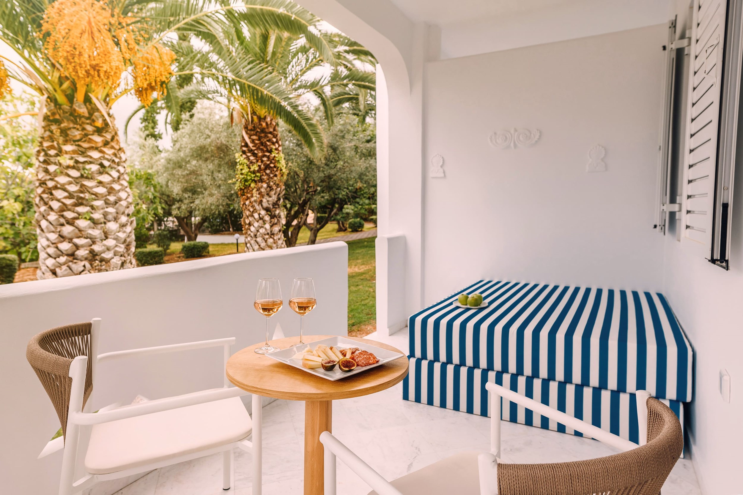 brown-beach-chalkida-bungalows-triple-room-garden-
