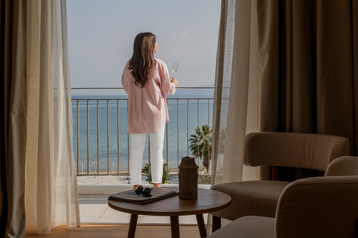 brown-beach-eretria-sea-view-suite-guest-enjoying-